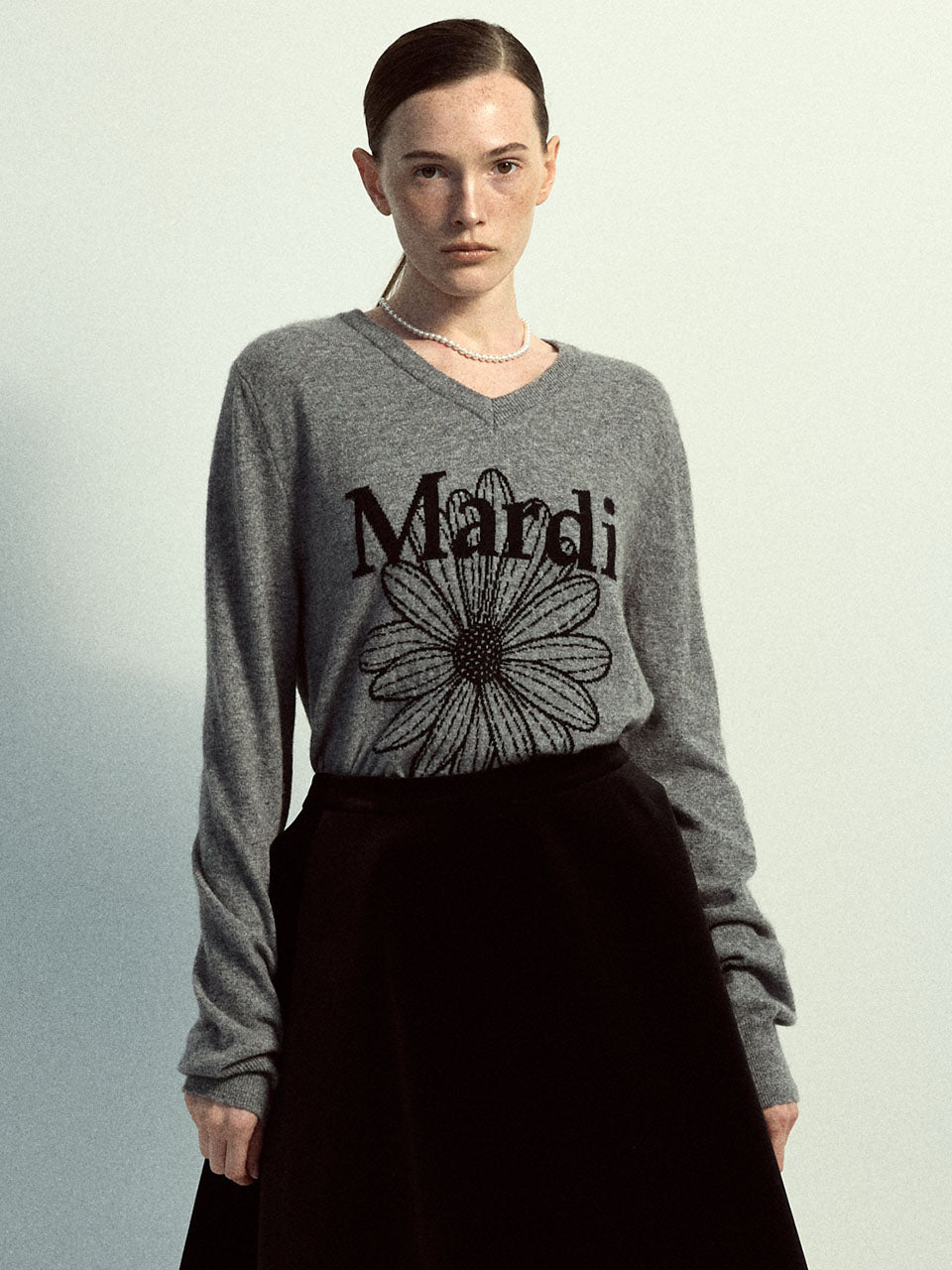 CASHMERE V NECK FLOWERMARDI_GREY BLACK