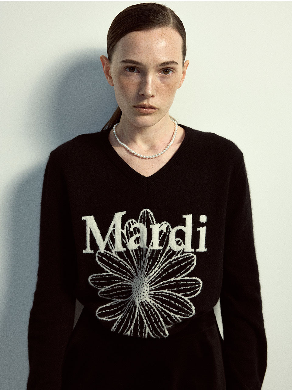 CASHMERE V NECK FLOWERMARDI_BLACK IVORY