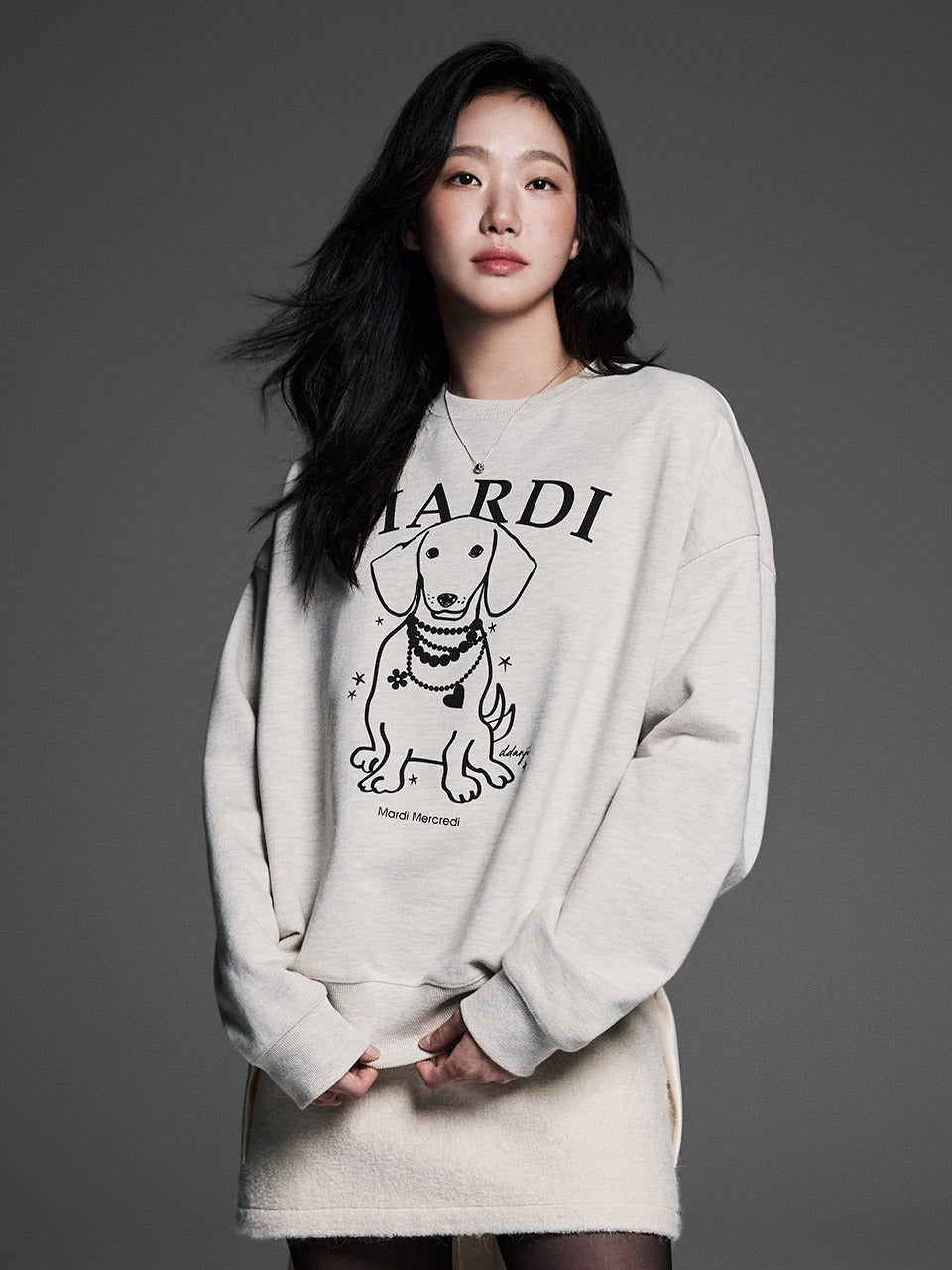SWEATSHIRT SWING THE TAIL DDANJI PEARL NECKLACE_OATMEAL BLACK