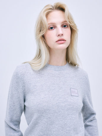 CASHMERE BLENDED ROUND NECK SQUARE LOGO_GREY